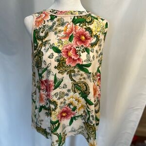Gently used LOFT top with beautiful spring flowers in size Medium